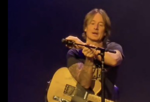 Keith Urban has mic failure